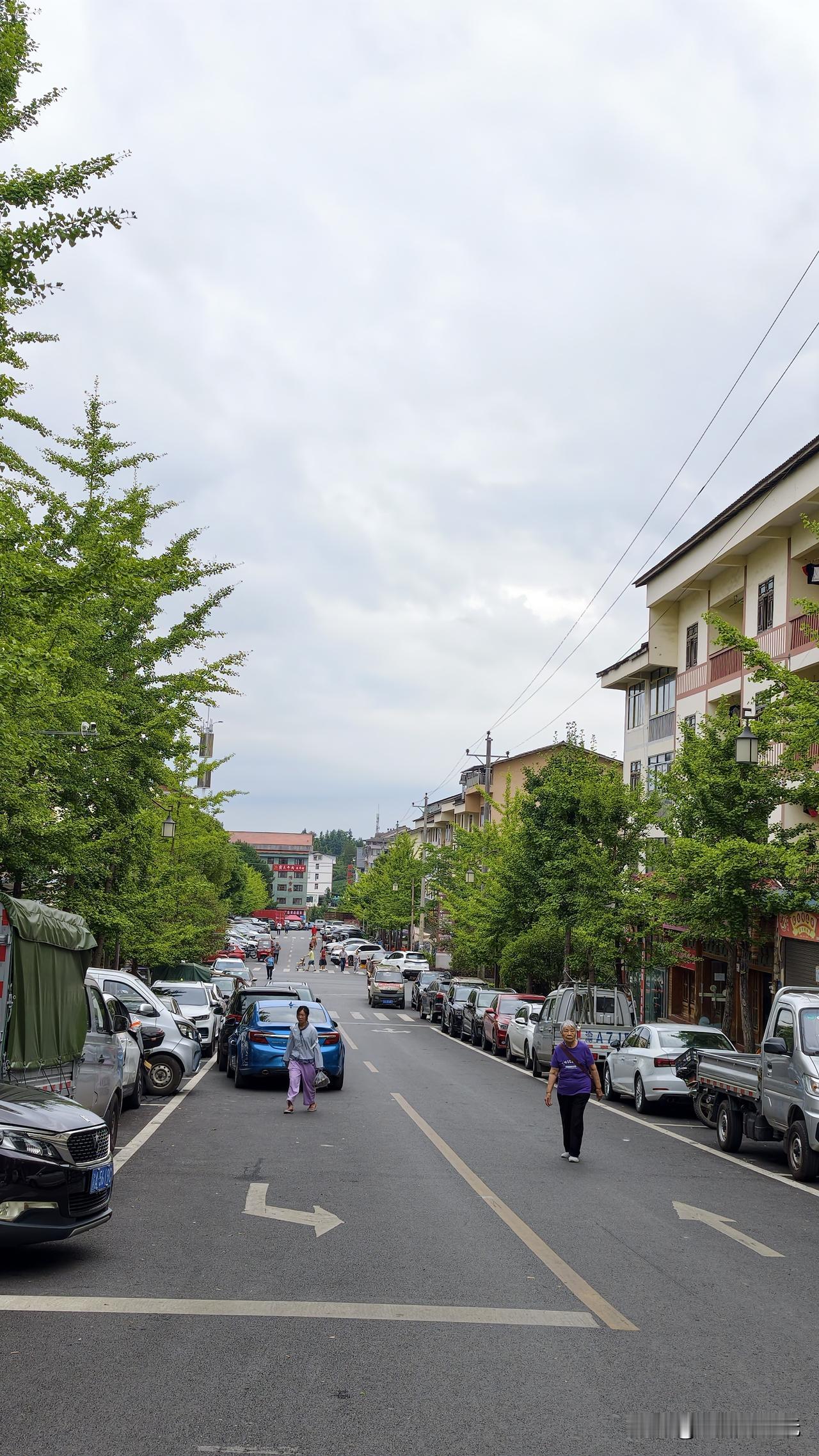 连晴高温，自驾游大军涌入重庆黄水避暑，大街小巷都是车，难见空车位，好不容易停好车