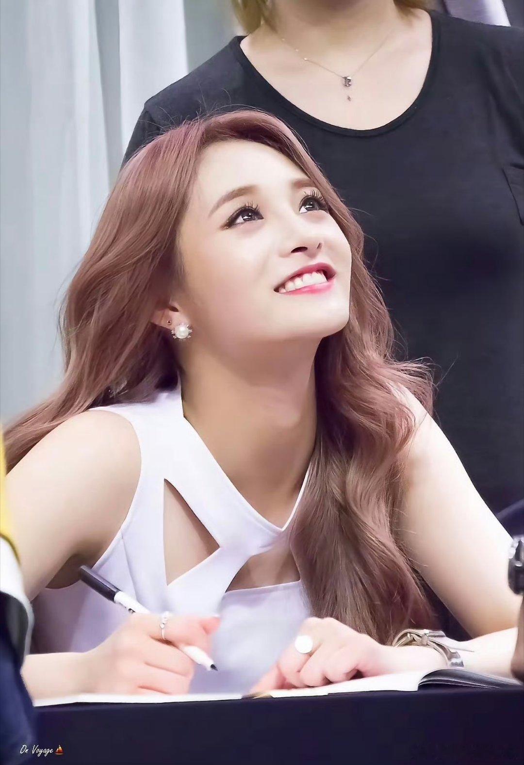 周洁琼不参与I.O.I回归好可惜啊 真的很想看她再次站在舞台上 真的好想好想pi