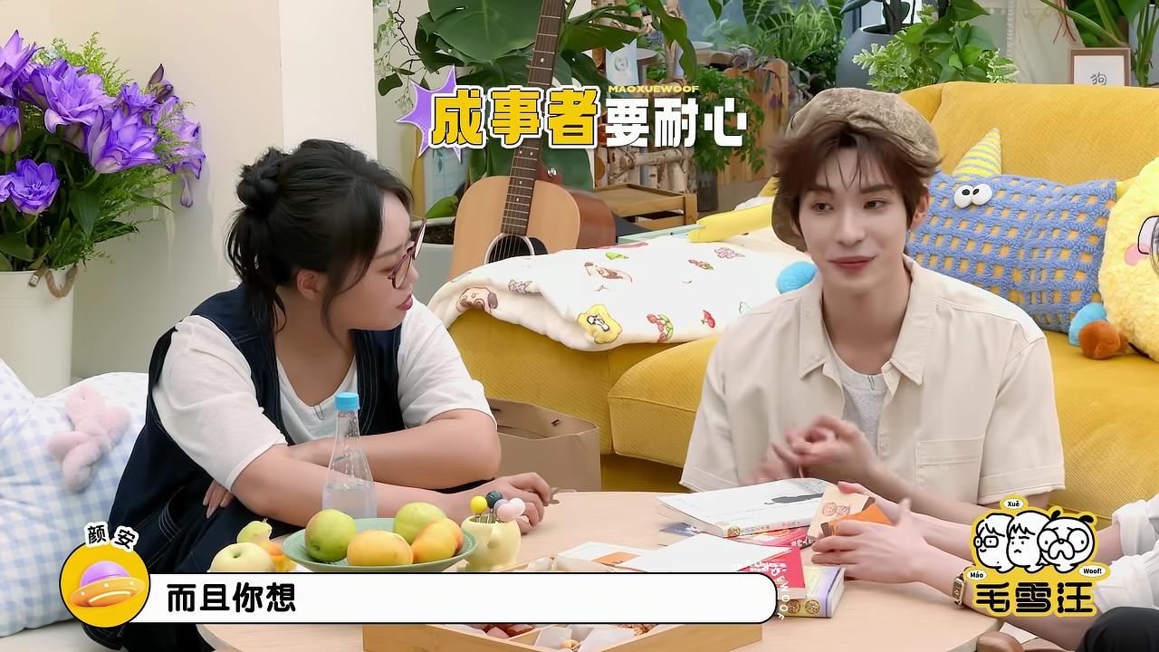 颜安说：“你知道吗？科目三一天是可以考两次的。”李雪琴吃惊：“你都没过啊？”颜安