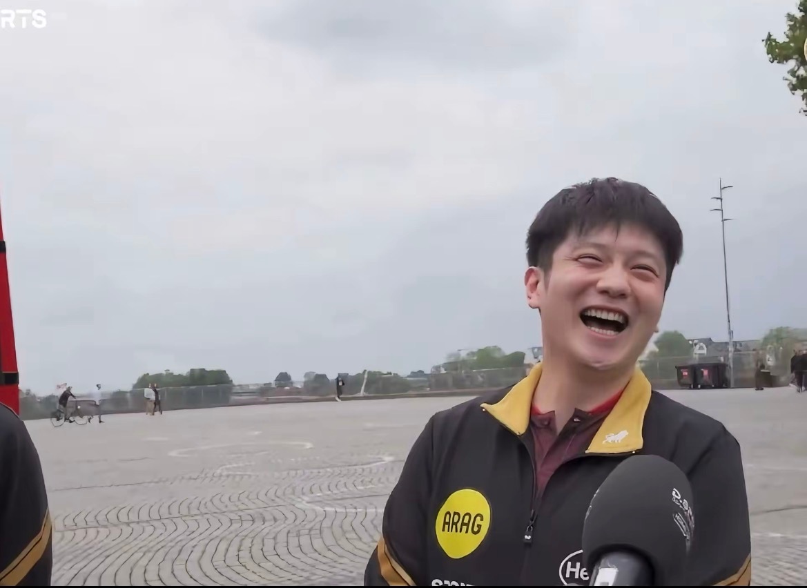 前面俱乐部几个人一起打乒乓球🏓，第一个淘汰的是波尔，问东哥是谁，东哥就这么哈哈