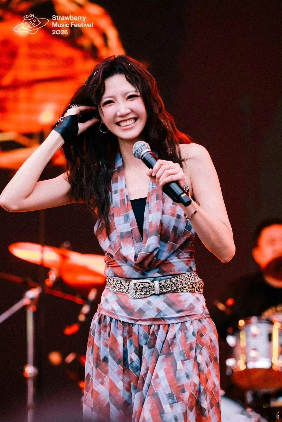 草莓音乐节曲终人散温情不散，成都草莓音乐节落下温柔篇章，一开口便是独有的港式温柔