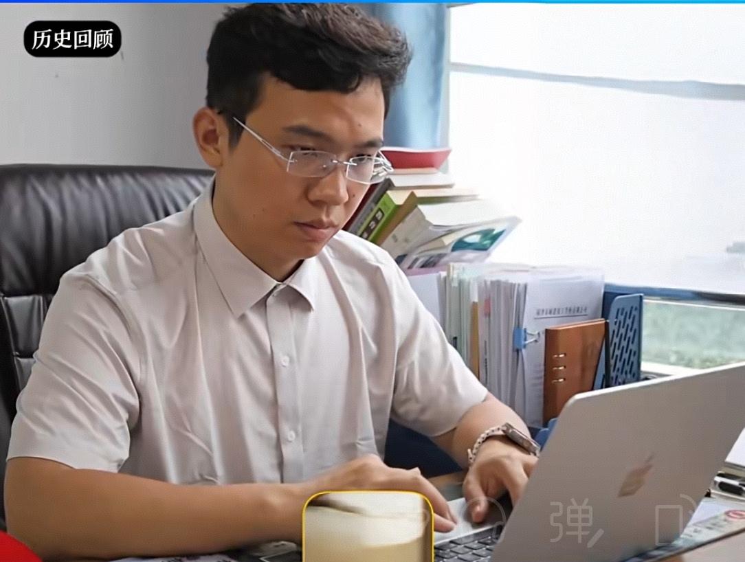 教学改革创奇迹 AI助寒门学子逆袭清华北大

教室里安静得有些反常。

没有老师