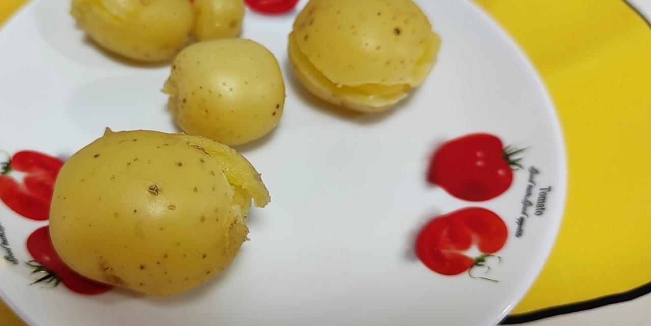 中年女人，一定要去做这几件事。多关心自己。

一是好好吃饭，不要盲目减肥。
二是