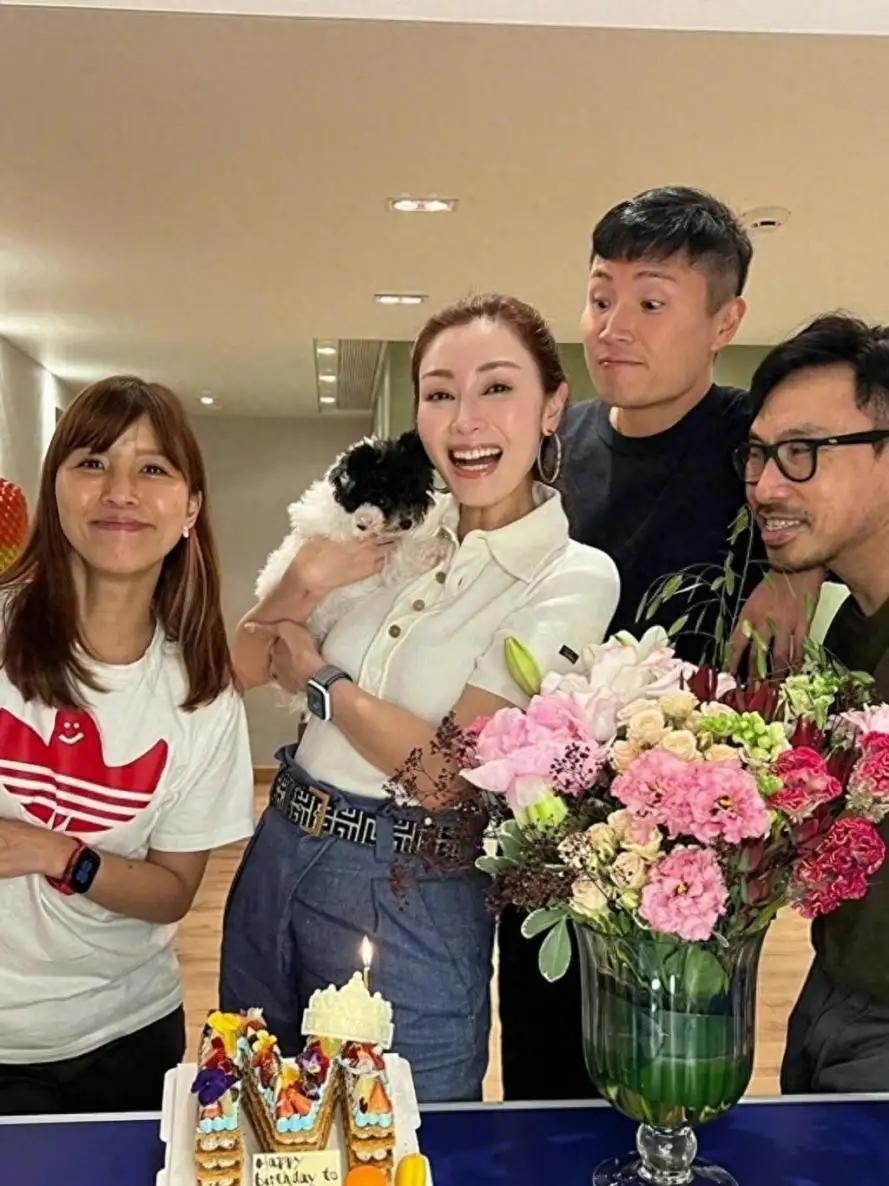 不敢相信豪门阔太李嘉欣都56岁了。这个状态堪比年轻人。