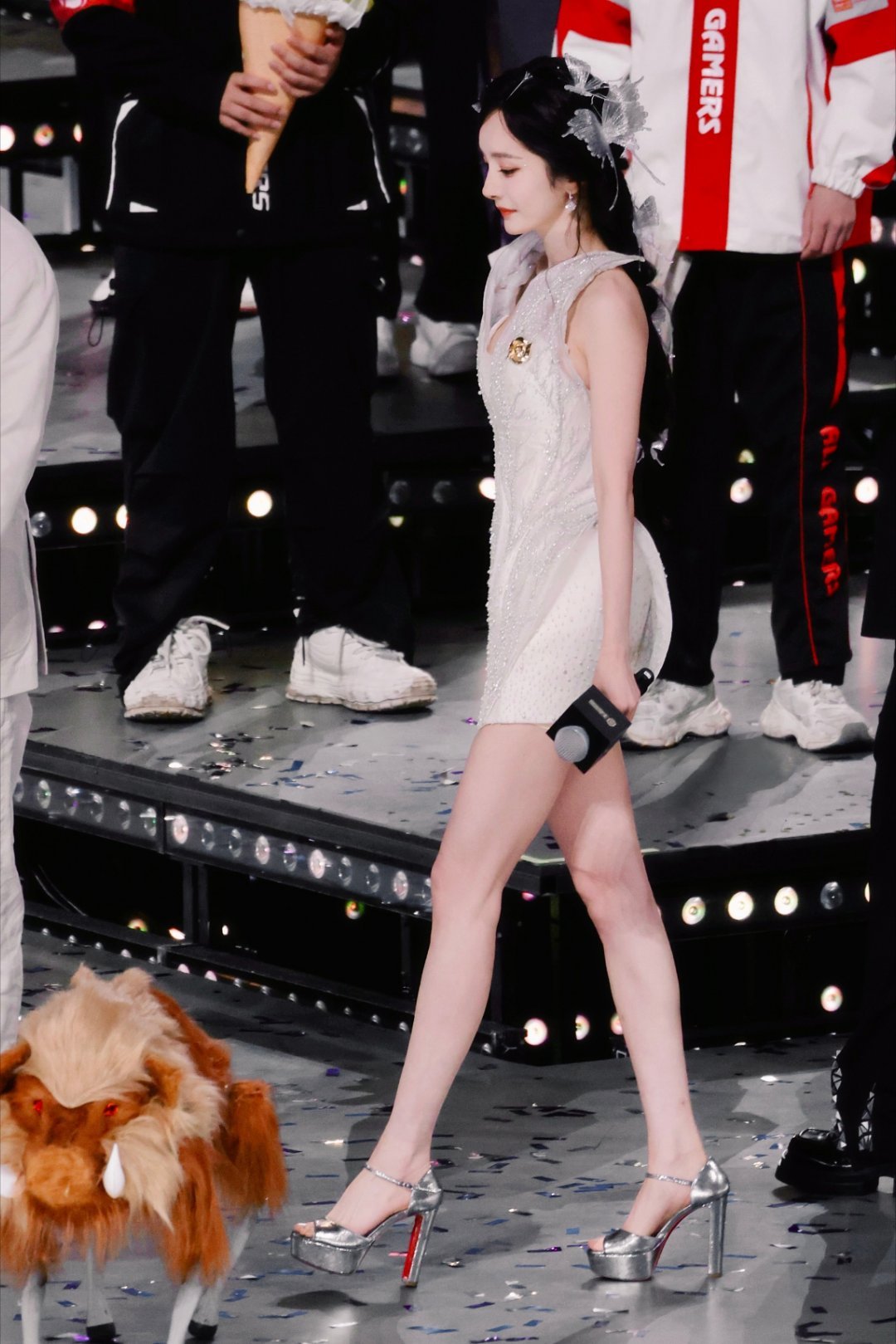 杨幂~ 颜值这身材都太顶了！明明快40的人了，怎么还那么嫩呢？那腿就是神腿！🐻