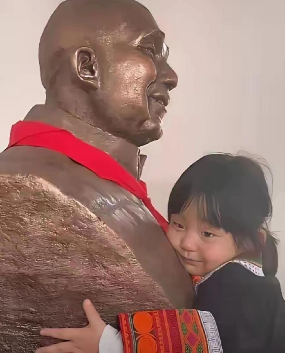 四川成都一名女子带着3岁的女儿前往大凉山景区游玩，两人走到一座石像前时，女儿突然