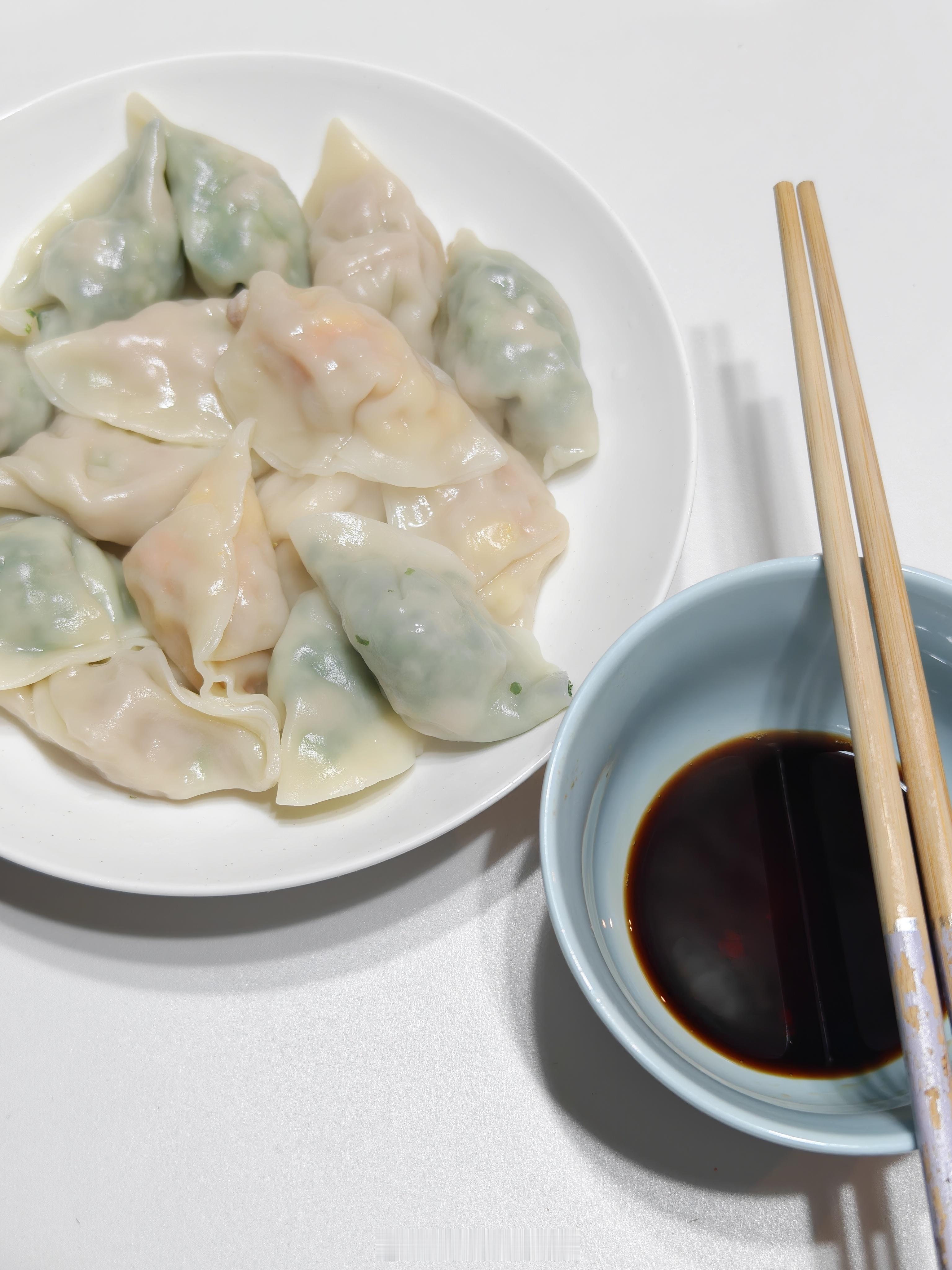 冬至冬至晚餐来了没想到南方人也吃饺子吧大早排队买的袁记水饺每个口味各来10个吃到