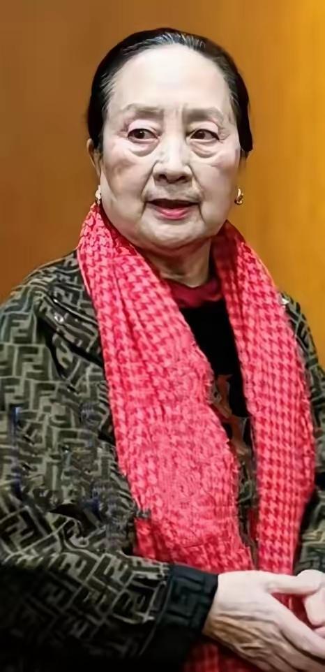 我觉得女人该打扮的时候还是要打扮的！
最近看到了女演员张金玲的照片，我真的是彻底