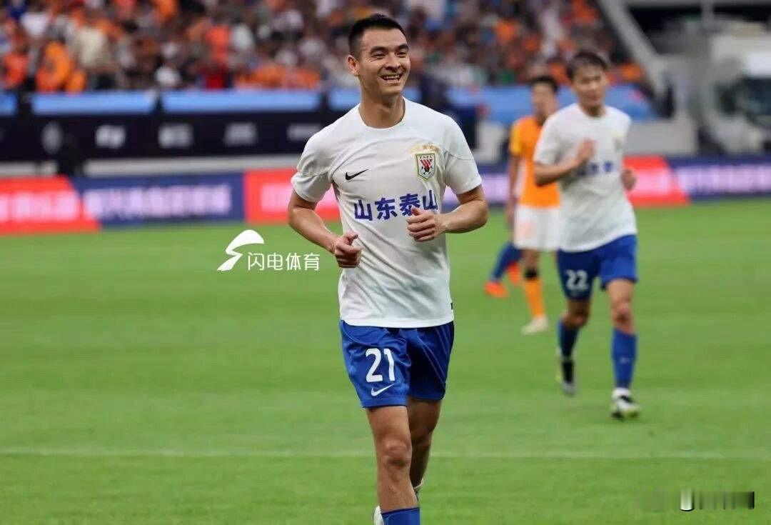 本赛季之前传闻要加盟天津津门虎的刘彬彬将在赛季中期租借加盟武汉。当年一起的左右两