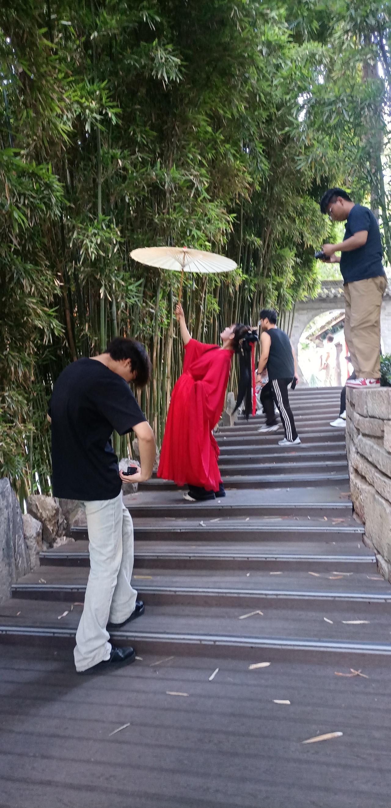 【春之韵·古汉台的红衣女子】分享你手机拍摄照片

清空心里的烦心事，
留住温柔与