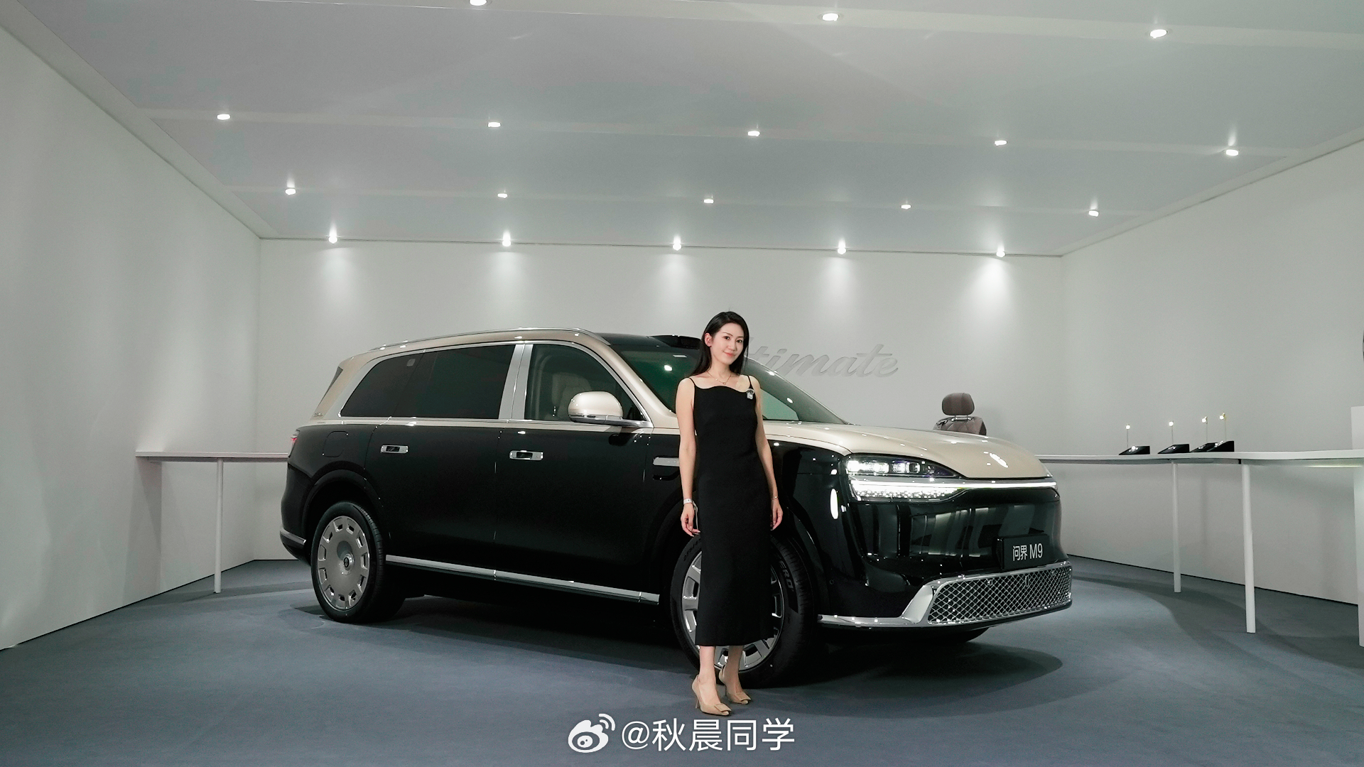 这次拍问界M9Ultimate领世加长的专属黑金配色穿了呼应车色的衣服和鞋子 敦