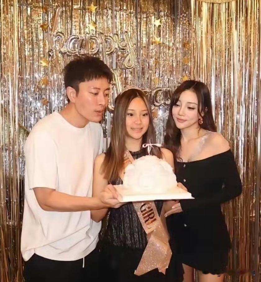 没想到贾乃亮与前妻李小璐同框
并不是因为两人已经复婚
而是因为女儿
在甜馨14岁