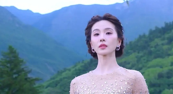 刘诗诗现在也是有岁月的痕迹了，还不如盖着保持神秘感 