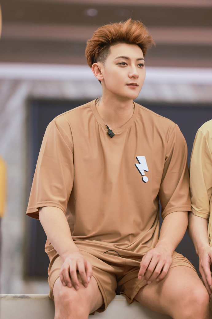 黄子韬肤色黄子韬肤色和衣服都撞色了 黄子韬肤色，韬你的肤色和衣服都撞色了咱就说这