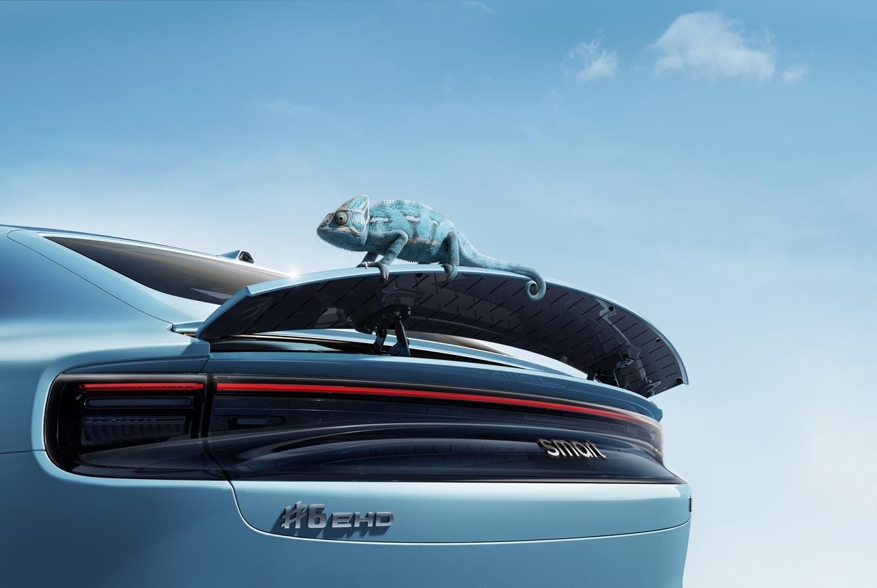 车标是品牌叙事的徽章，标在外，给别人看。内饰是座舱美学的道场，人在内，自己感受。