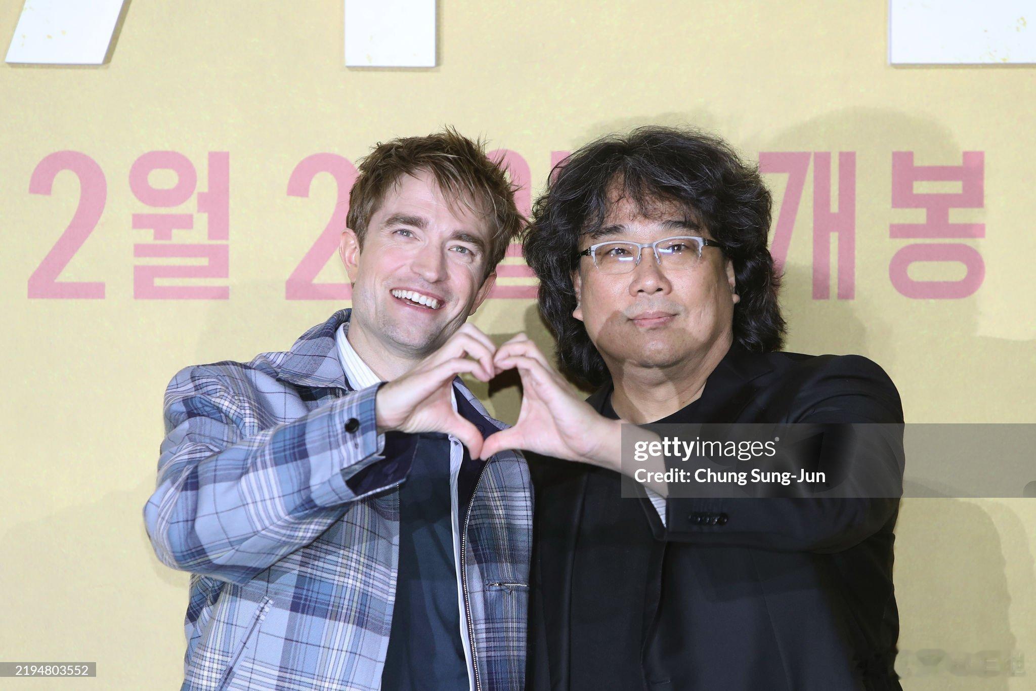 罗伯特·帕丁森与导演奉俊昊出席《编号17》首尔发布会： 