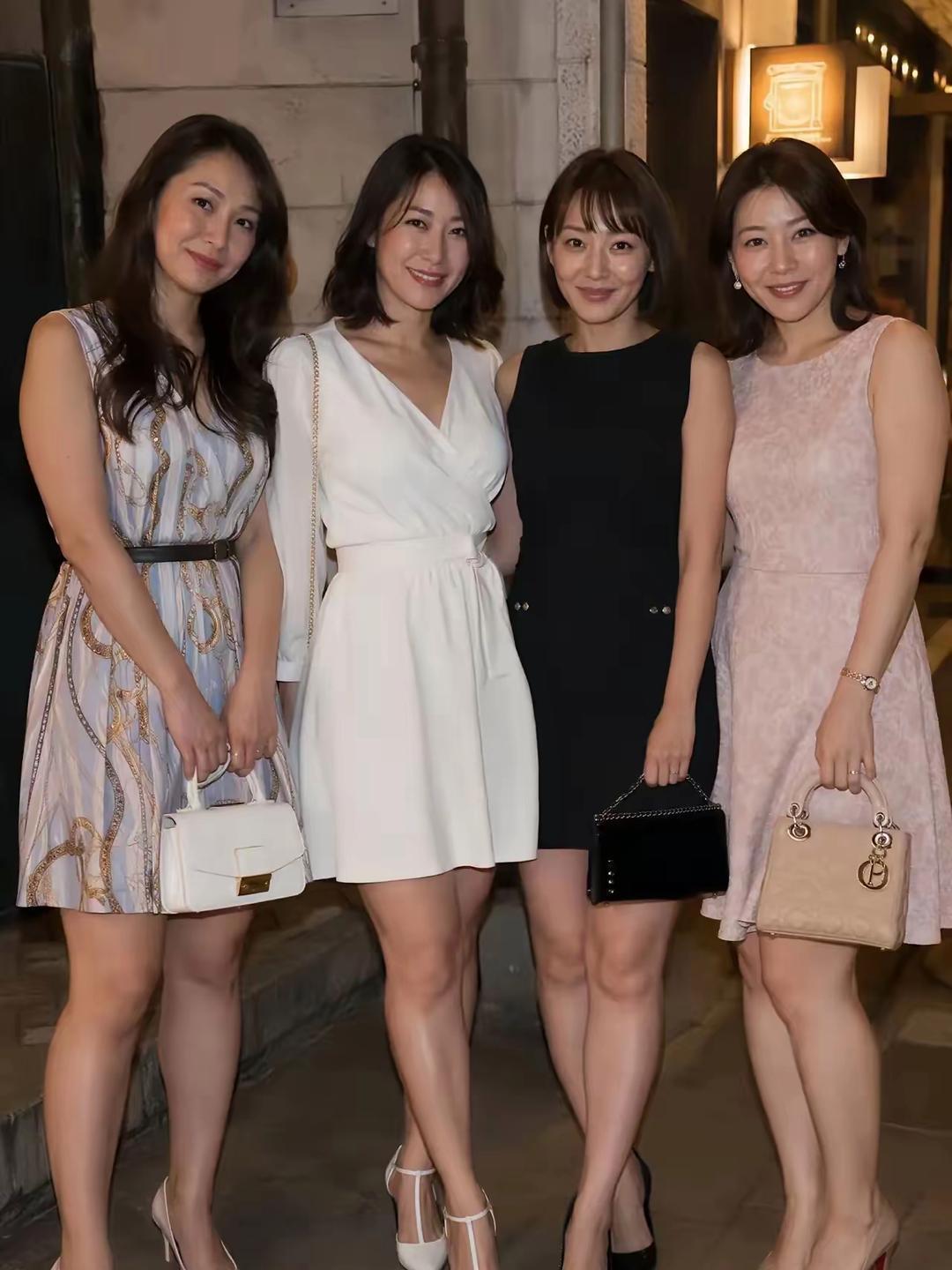 成熟的女人，是最会打扮的。
短裙配小包，气质立马优雅起来。
[呲牙][捂脸]，。