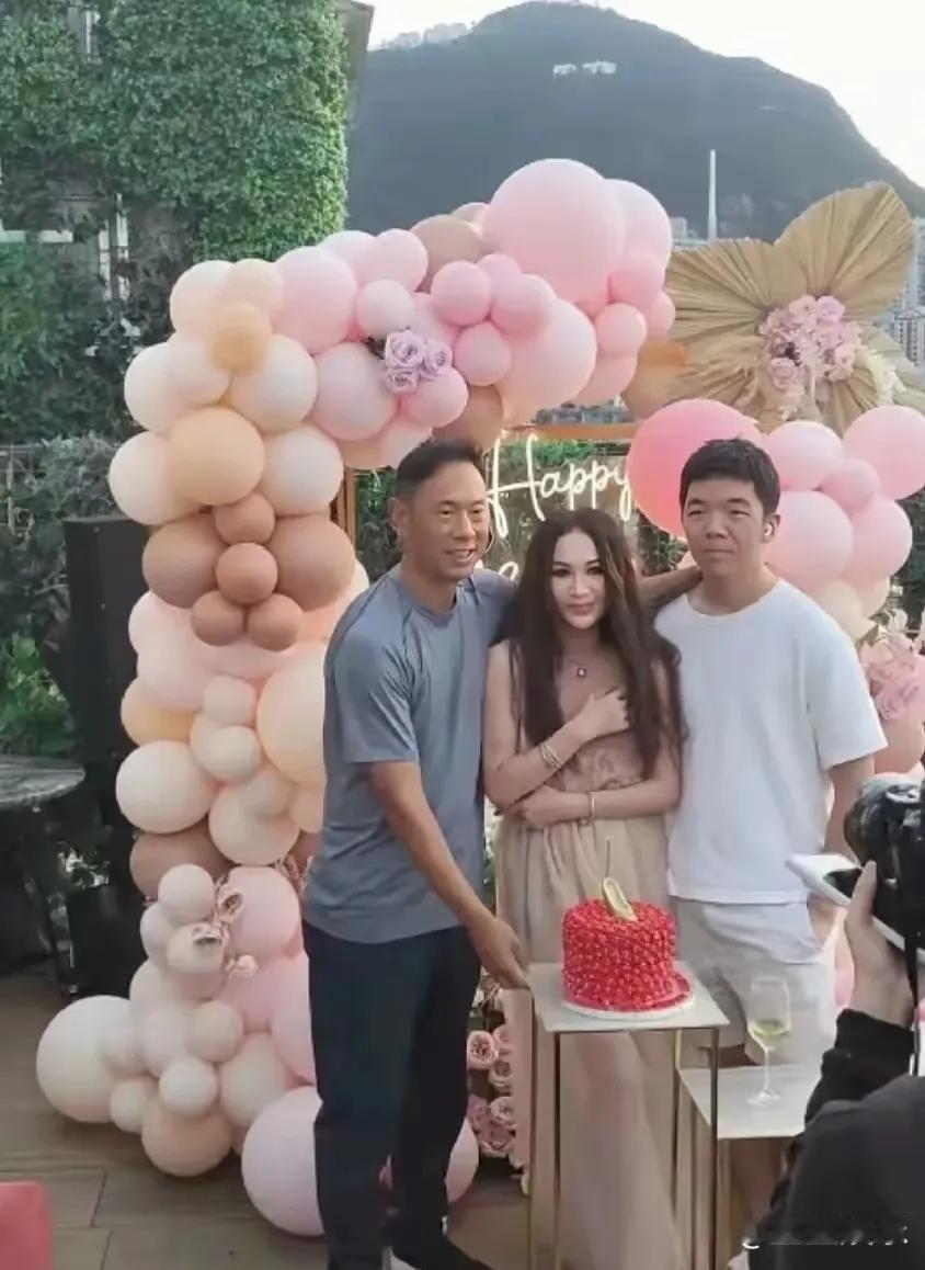 温碧霞和16岁养子在生日宴上的互动引发了轩然大波，不少人表示其过度亲昵行为带来生