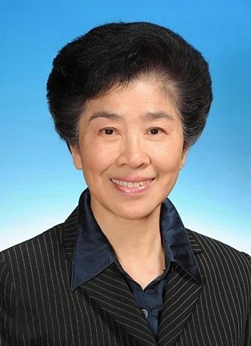 81岁女院士在央视节目上“出尽洋相”，然而当主持人捡起地上的神秘物质时，脸上的泪