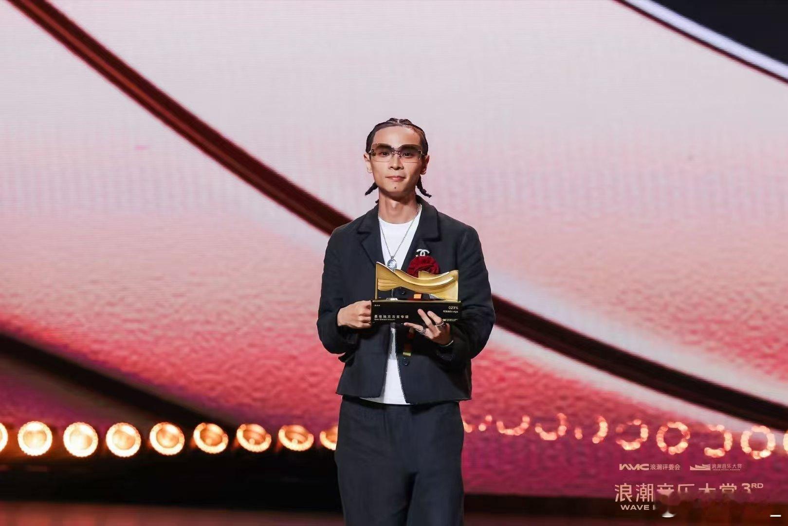 布瑞吉来自哪里就唱那个地方的故事“来自哪里就唱那个地方的故事”，布瑞吉把这句话刻