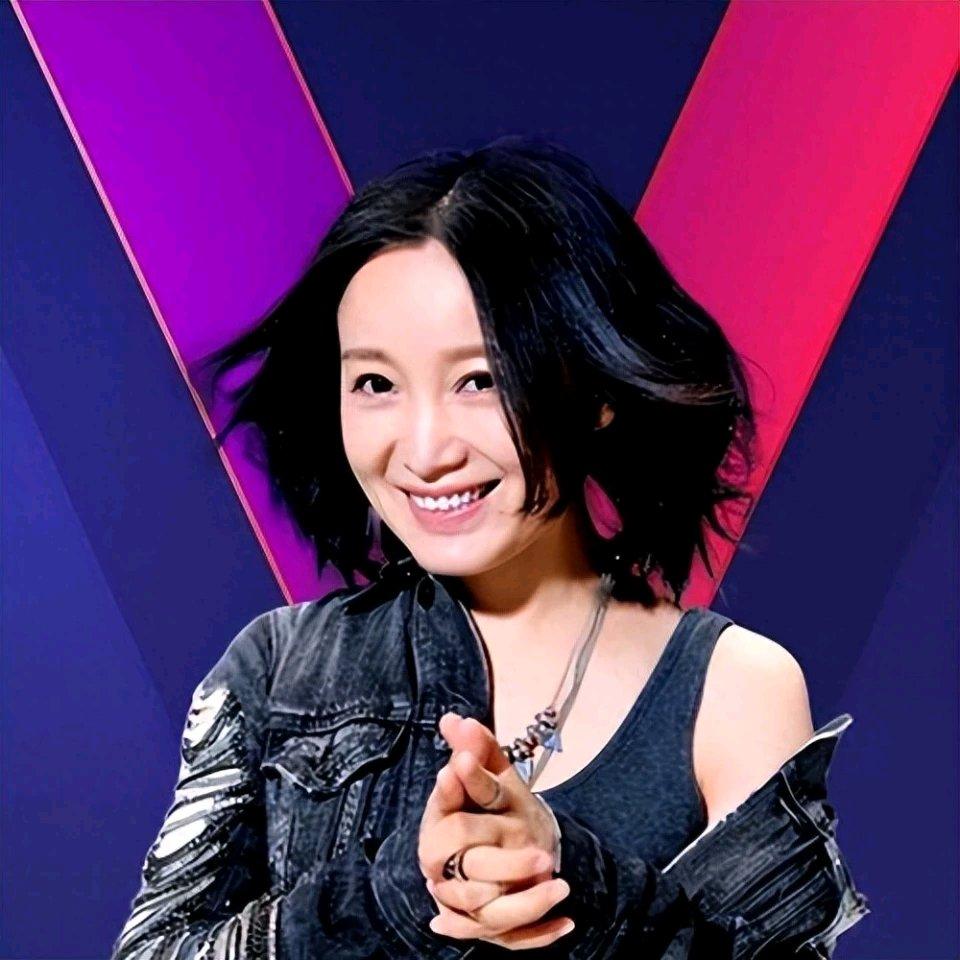 斯琴格日乐的人生就像一部跌宕起伏的戏剧。她本是草原上有舞蹈天赋的女孩，13岁考入