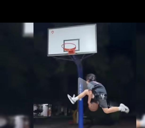 女生的灵活性强，有助于完成高难度篮球动作！