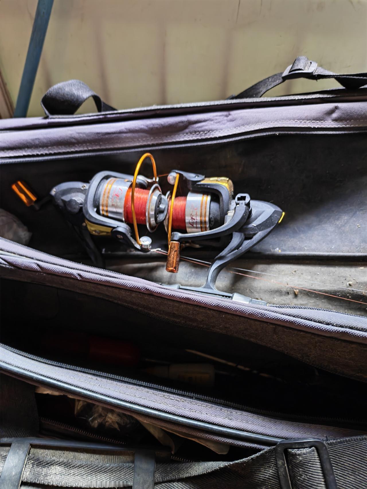 中年男人的爱好，我估计钓鱼肯定排得上一个。昨天收拾阳台，我家队友三个钓鱼包，乱七