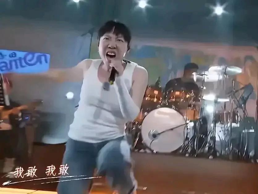 好久不见，
再见已是惊艳。

许久没有露面的吴莫愁举办演唱会，完全没有了以往浮华