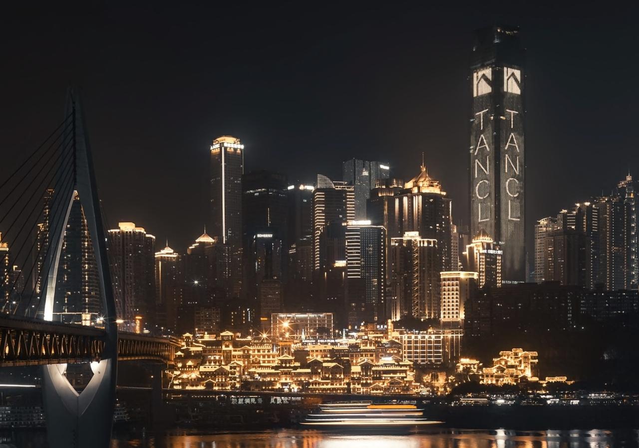 这个春节和全家一起去重庆旅游，真是不虚此行。这座8D魔幻城真的名不虚传，白天不是