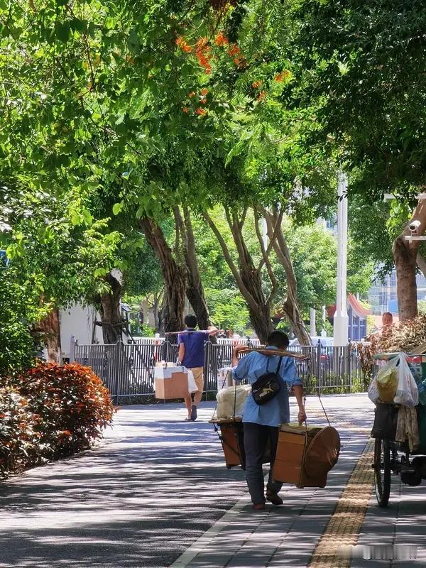 扁担沉沉
前面是滚烫的小家
后边是年迈的爹娘

两端都是人间牵挂
汗水酿成盐
咸