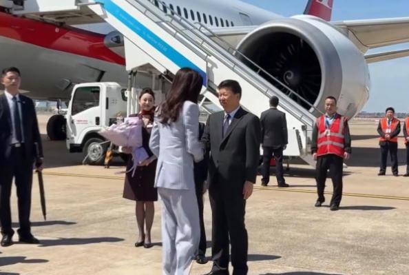 谁能想到，一场南京的晚宴，竟把 “岛内政客” 的遮羞布撕得粉碎。郑丽文顶着 “五