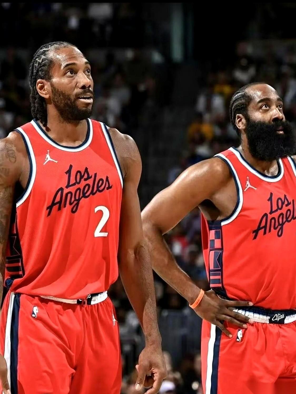 每次看到有人拿哈登和小卡的数据搁那儿比来比去，我就觉得特没劲。
这压根就不是一码