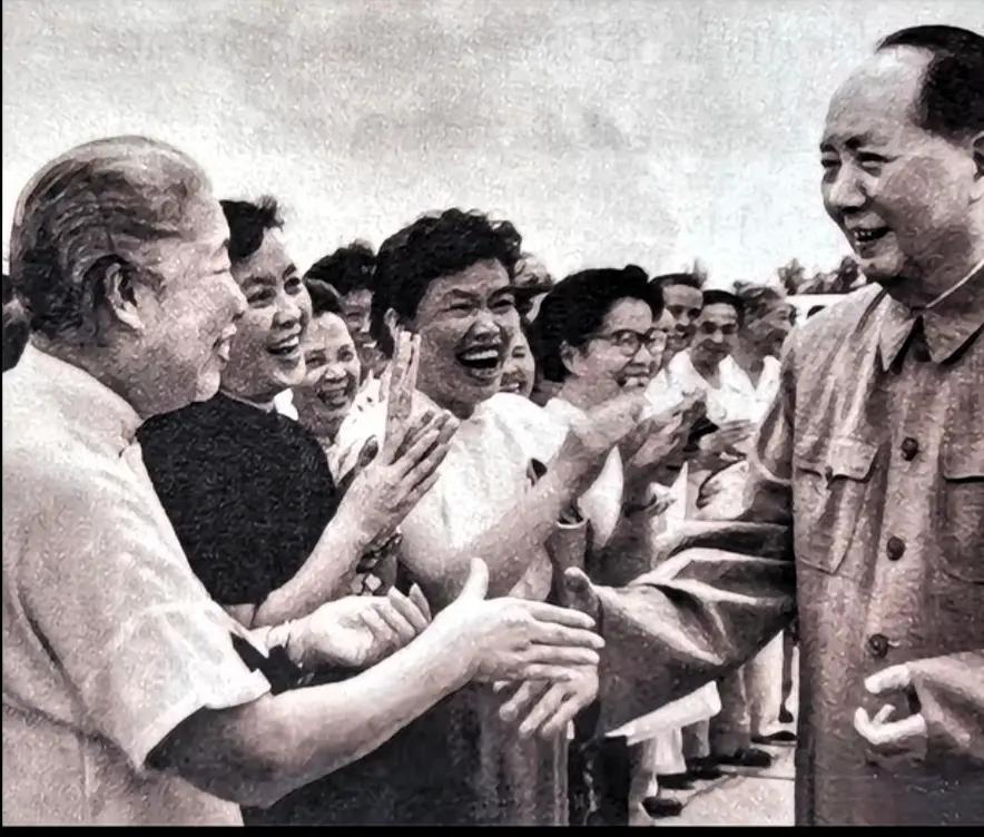 《水调歌头·咏毛主席》
浩荡东风起，寰宇仰明光。
回眸湘水烟雨，挥笔动苍茫。
踏