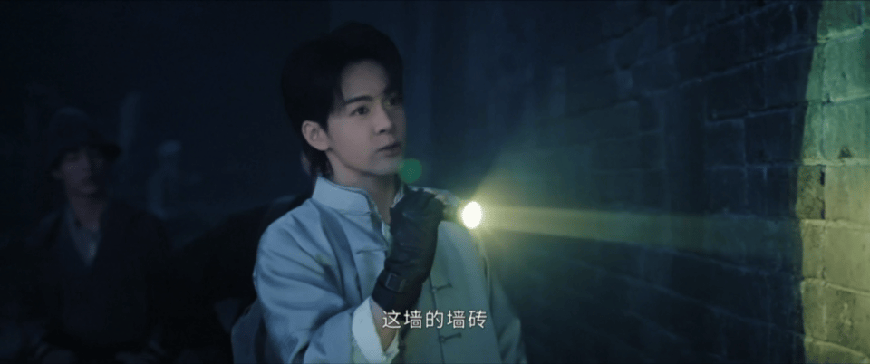 九门汪汪队立大功九门 吴老狗抱狗的画面太温馨了！原来三寸钉就是他的专属小挂件，一