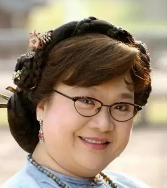 2008年，沈殿霞在奄奄一息之际突然清醒过来，女儿郑欣宜紧张地问她还有什么事情要