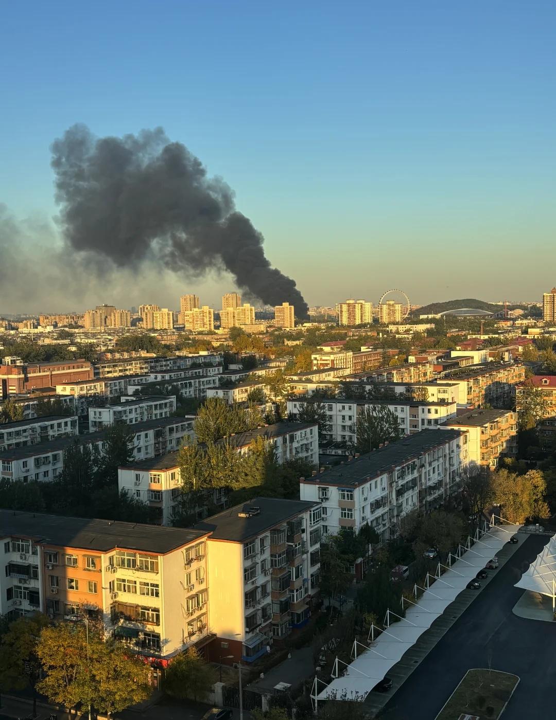 祈祷🙏没有伤亡
一抬头窗外浓烟滚滚
太吓人了
石景山游乐园方向
希望没有人受伤