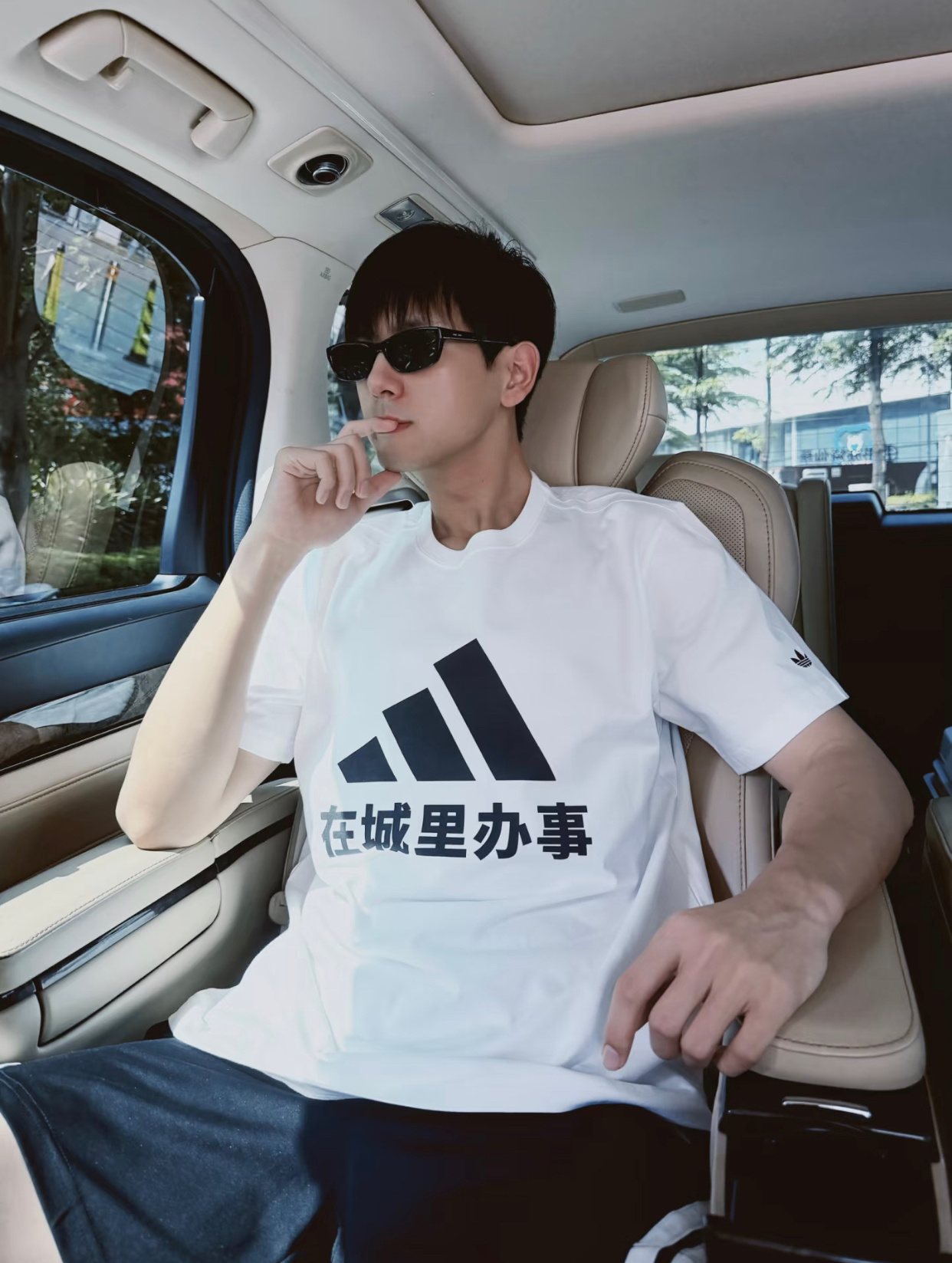 李现lx阿迪达斯品牌全线代言人李现 阳光与你都是温暖且美好的晚安啦～李现