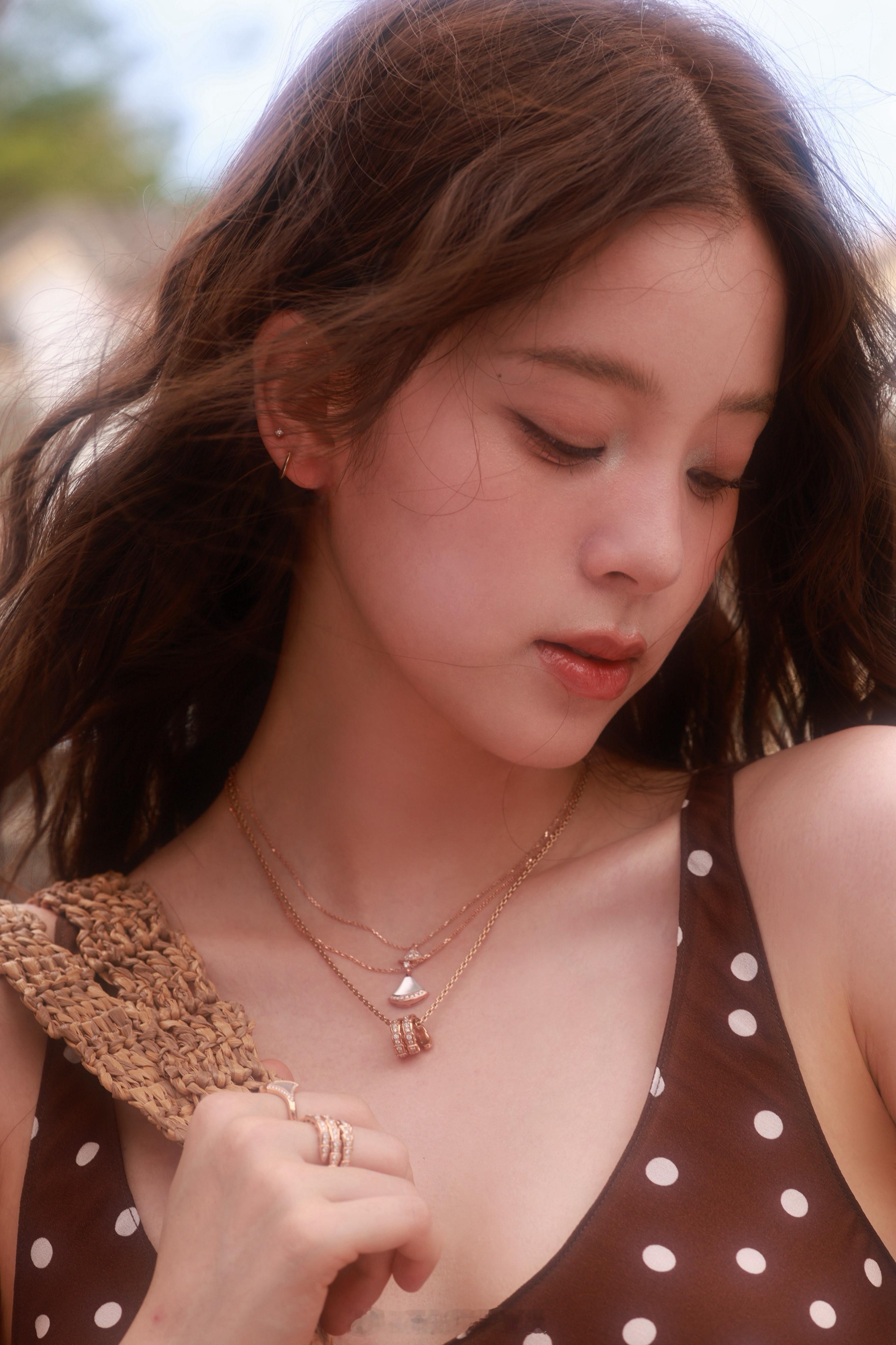 欧阳娜娜VOGUE出图，夏日花语🌸 ​​​