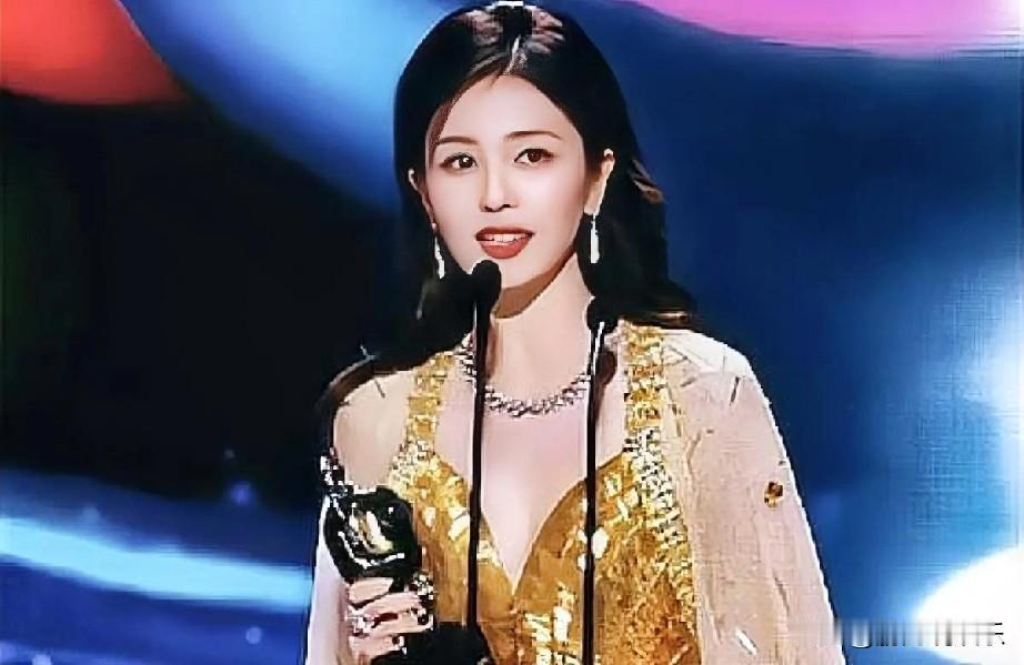 白鹿再封“尖叫女演员”：感恩同行，未来可期！

在2025年爱奇艺尖叫之夜上，白