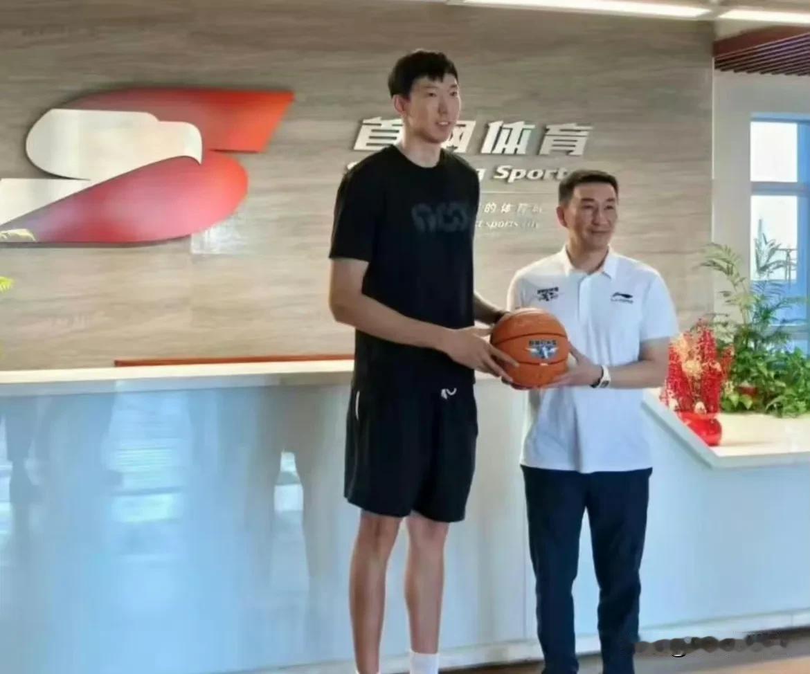 周琦今天前往北京首钢俱乐部完成签约，CBA历史上最蜿蜒曲折的球员去向有了最终答案