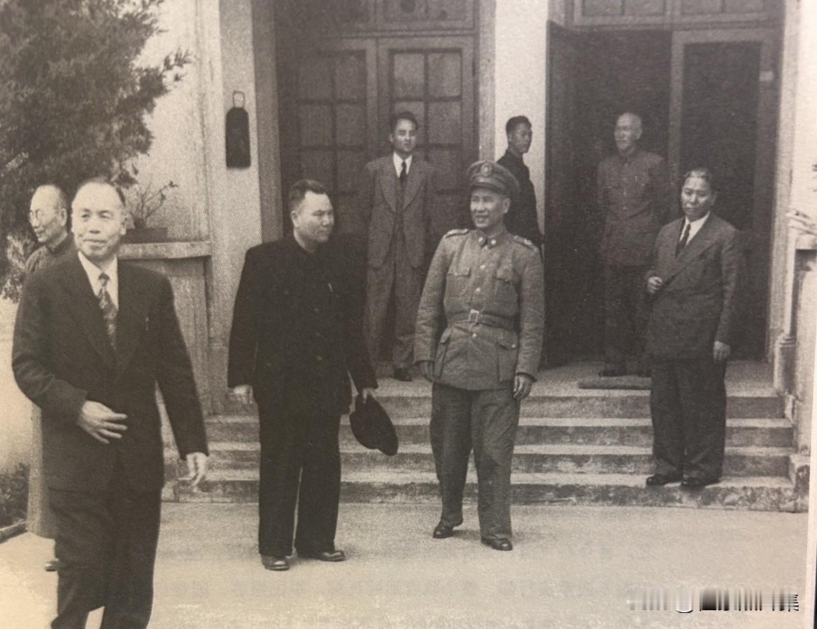1949年4月16日，解放军渡江战役前夕。国民党代总统李宗仁从南京飞抵杭州，与已