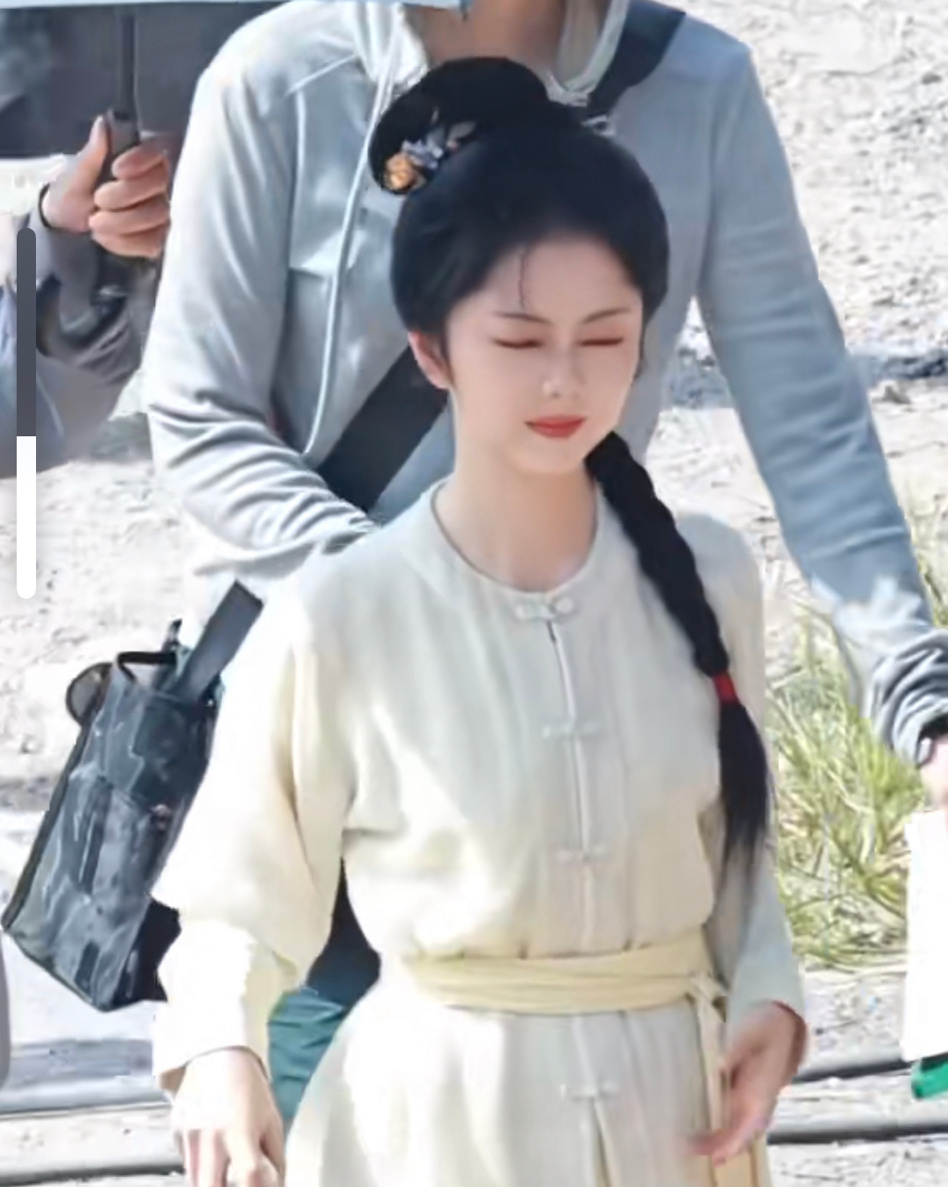 谭松韵《兰香如故》许兰香侧麻花辫路透，软糯奶黄包！ ​​​