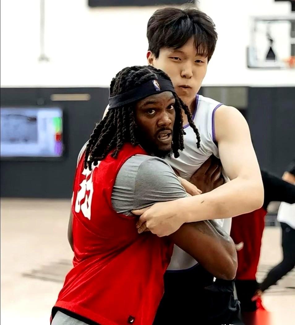 在刚结束的NBA季前赛里，开拓者的中锋罗威只上了短短8分钟，就拿下了4分、5个篮