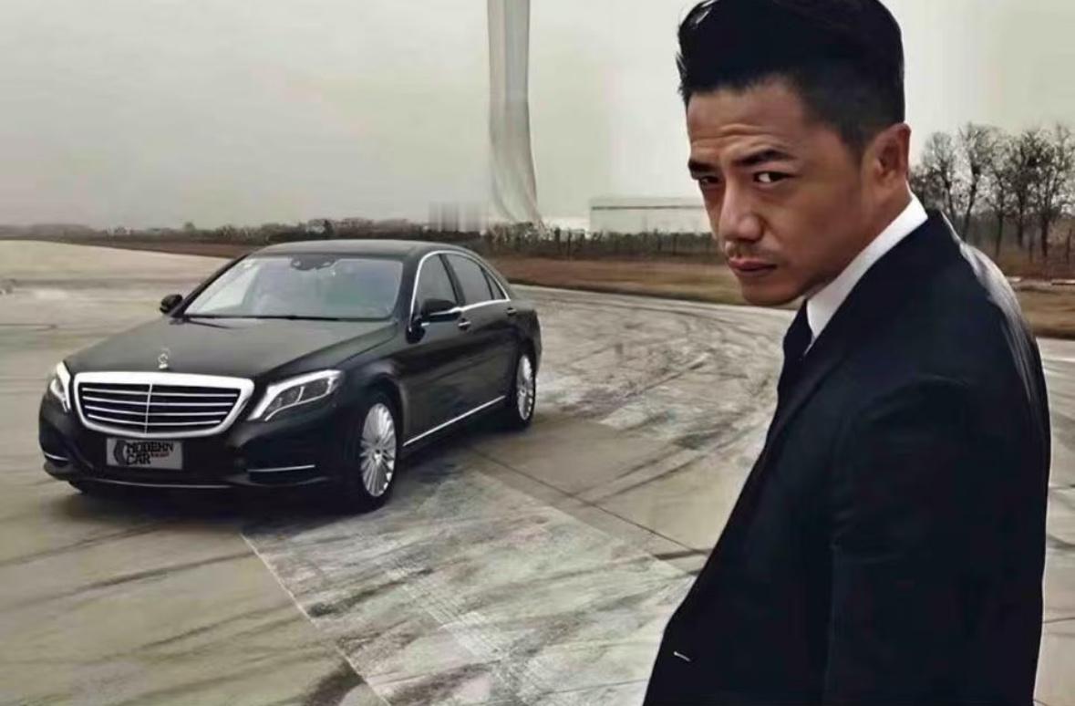 段奕宏和奔驰也拍过？[笑cry]图一像混社会的，图二像大领导[笑cry] ​​​