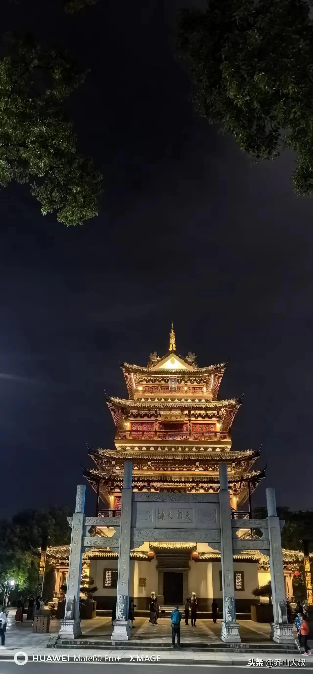 生活似海，起伏才精彩。困难是浪，它铸就勇敢。勇敢前行，梦想会花开。