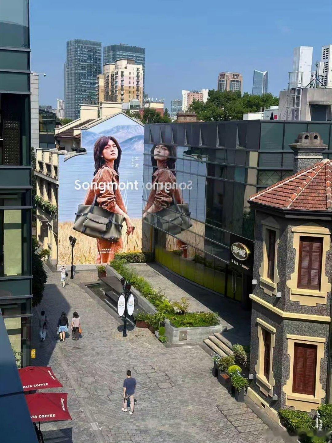 文淇工作留痕留得满上海都是文淇这波直接占领上海，大街小巷全是她，一张充满故事感的