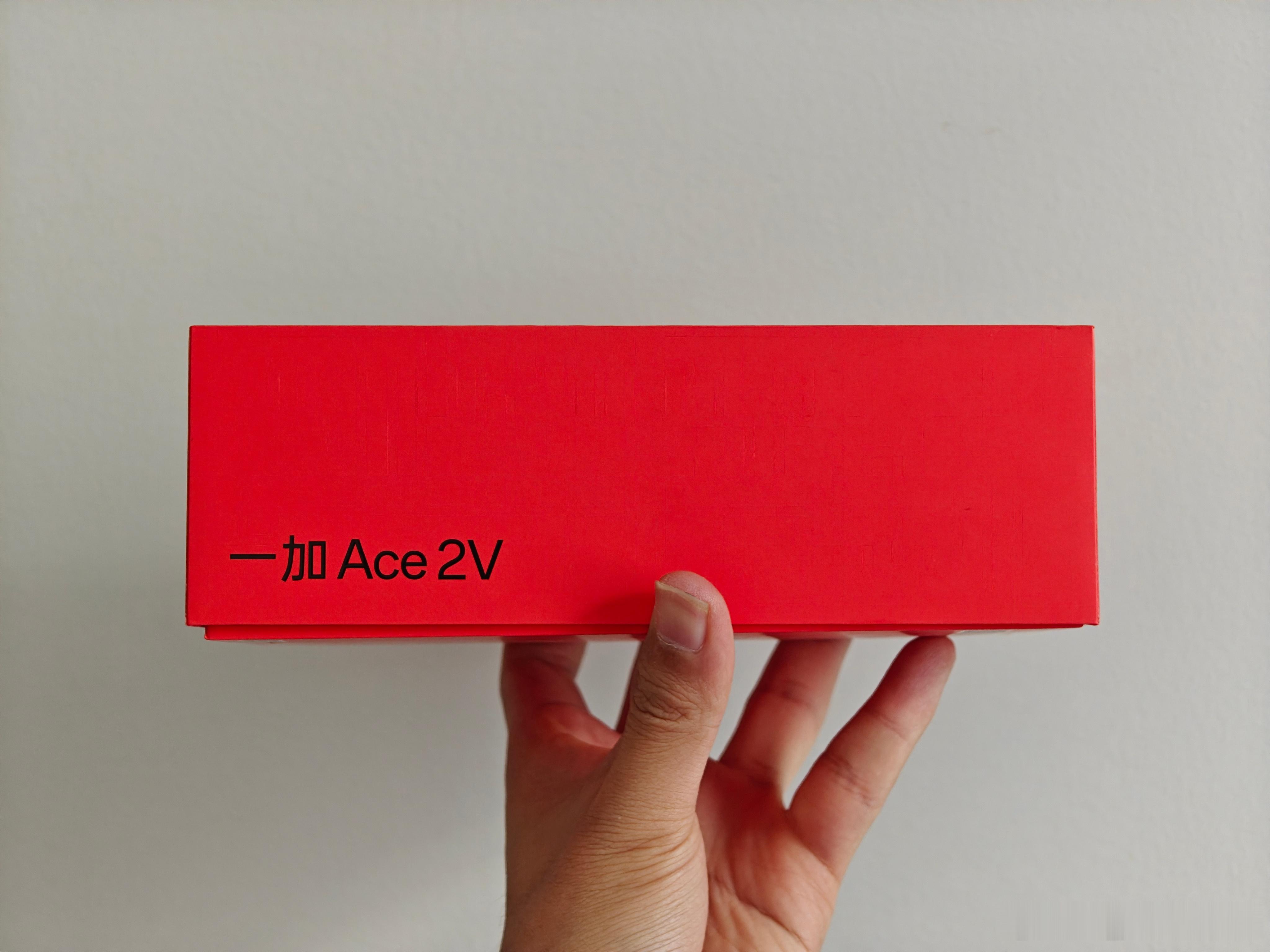 把一加Ace2V找出来准备给中奖的朋友寄出去!唉，真是太羡慕这位朋友了，动动手指