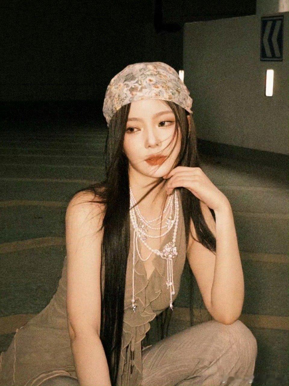 偶遇陈卓璇的网友上辈子是救了银河系吧！看她跟着节奏摇摆的侧影，比舞台灯光还耀眼。