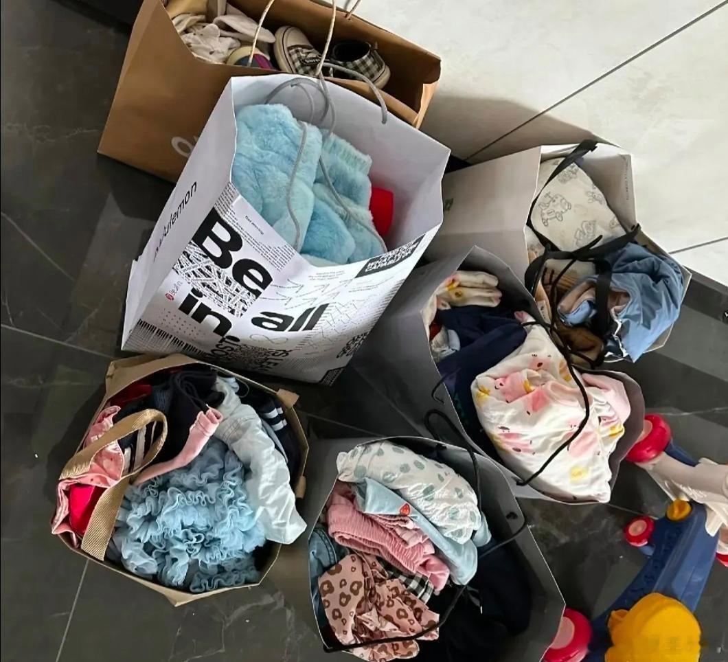 乱买衣服 隐形贫穷其实买的不是衣服，是新鲜感和情绪价值，其实别看有些品牌打折，积