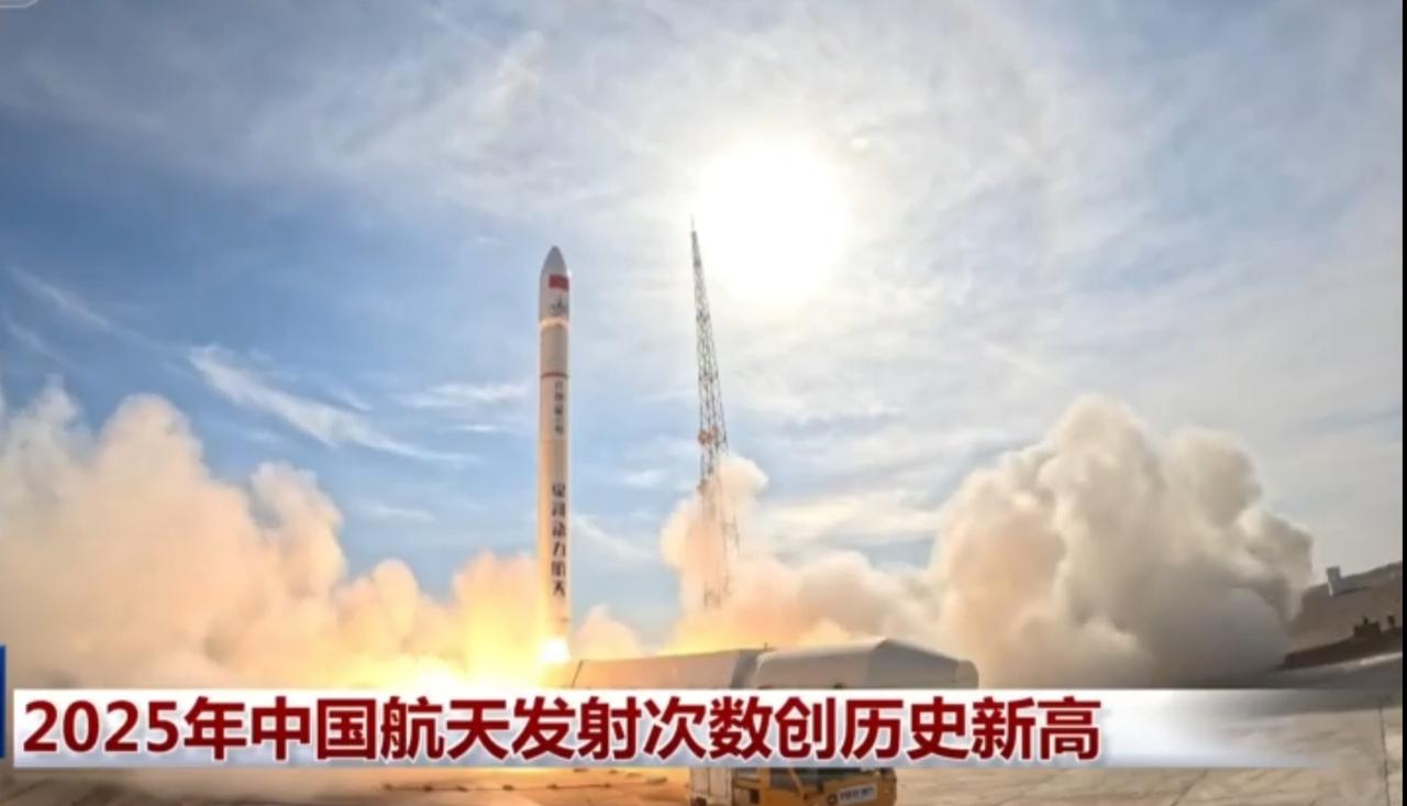 火箭点火升空，烈焰裹挟着浓烟直冲云霄，穿越云层的箭体在天际划出耀眼轨迹；发动机试